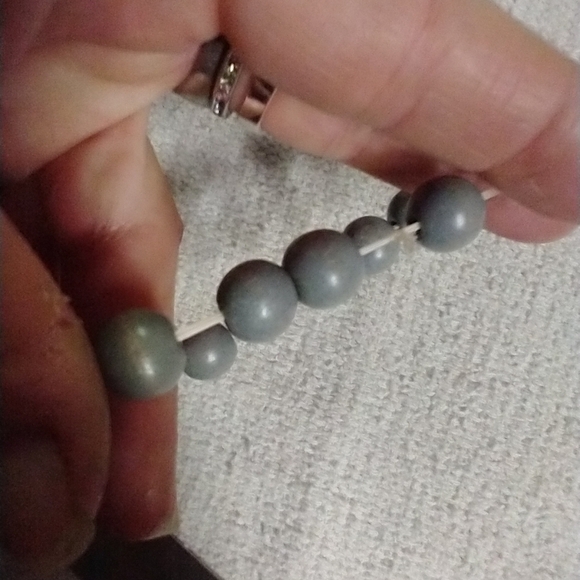 Gray wood 🪵🪓 stretch beaded bracelet - Picture 2 of 2